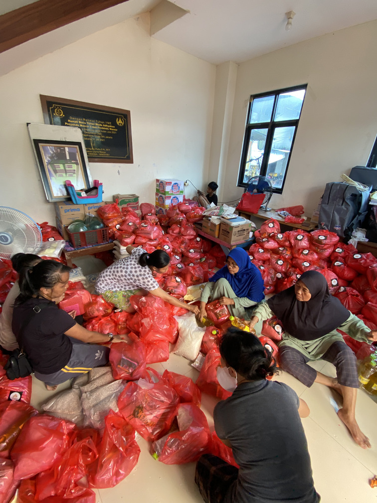 Kegiatan Pengemasan Paket Sembako, Jakarta 2025